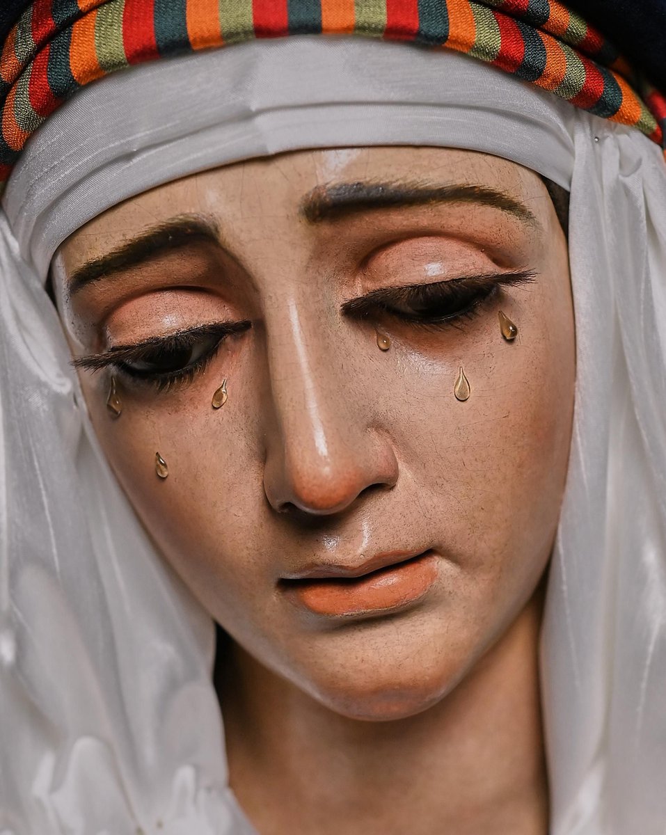 columnayazotes's tweet photo. 𝐌ª 𝐒𝐭𝐦𝐚. 𝐝𝐞 𝐥𝐚 𝐕𝐢𝐜𝐭𝐨𝐫𝐢𝐚

Se ha intentado recuperar una estampa clásica de la vestimenta de la Santísima Virgen de los años veinte del siglo XX, intentando respetar al máximo la proximidad con la imagen tomada como referencia. Luce manto de terciopelo azul oscuro y saya de terciopelo burdeos. Porta además fajín bordado y tocado compuesto por sedas salvajes y telas hebraicas.