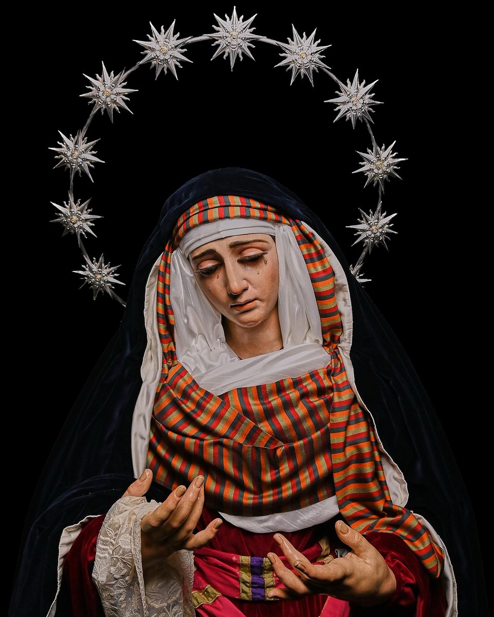 columnayazotes's tweet photo. 𝐌ª 𝐒𝐭𝐦𝐚. 𝐝𝐞 𝐥𝐚 𝐕𝐢𝐜𝐭𝐨𝐫𝐢𝐚

Se ha intentado recuperar una estampa clásica de la vestimenta de la Santísima Virgen de los años veinte del siglo XX, intentando respetar al máximo la proximidad con la imagen tomada como referencia. Luce manto de terciopelo azul oscuro y saya de terciopelo burdeos. Porta además fajín bordado y tocado compuesto por sedas salvajes y telas hebraicas.