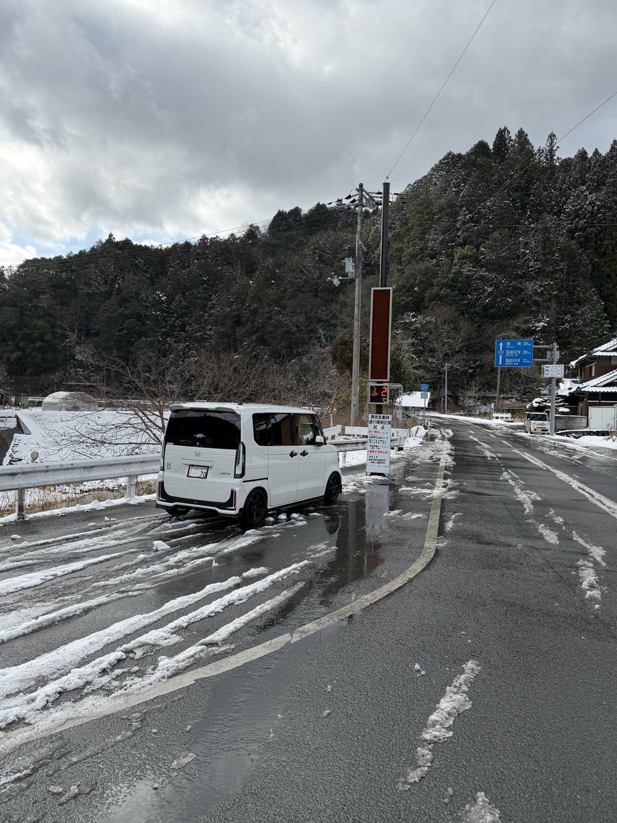 sky_keri's tweet photo. 和歌山県紀美野町長谷丹生神社⛩️にバイク御守り(カナディアンベル)を買いにＮboxでお出かけ昨日の雪❄️が残っていて夏タイヤ🛞でひやひやしながら何とか通り抜けて良かった家を出る時はいいお天気だ行けると思ったのが甘かった昨日今日なので山の方は行かないほうがいいかも https://t.co/57OQ1kqnBq