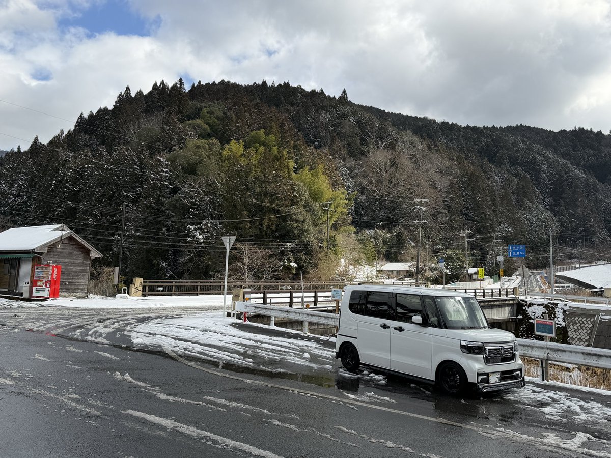 sky_keri's tweet photo. 和歌山県紀美野町長谷丹生神社⛩️にバイク御守り(カナディアンベル)を買いにＮboxでお出かけ昨日の雪❄️が残っていて夏タイヤ🛞でひやひやしながら何とか通り抜けて良かった家を出る時はいいお天気だ行けると思ったのが甘かった昨日今日なので山の方は行かないほうがいいかも https://t.co/57OQ1kqnBq