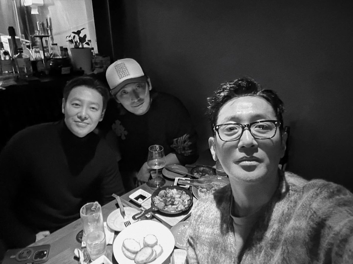 시즌물 질질끌수록 힘들어지는이유...
두 시즌 사이의 세월을 설명해야한다
그래도 어떻게든 중년 김수홍을 데려올것