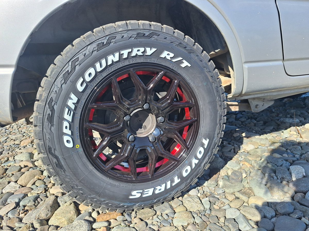 先週、愛車ジムニー(JB23)のタイヤをオプカンにしたのと同時にホイールを少しだけエッチィ感じのに変えた😘

ホイールを汚すのがまだもったいなくて、せっかくオプカン履いたのにオフロードに行く勇気がない🚜
#とれせん
転がれ #オプカン!