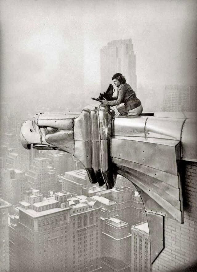 HistoryUnd's tweet photo. Photographer Margaret Bourke-White taking a photo from the top of the Chrysler Building, 1935. https://t.co/KCQfZ01h0M
