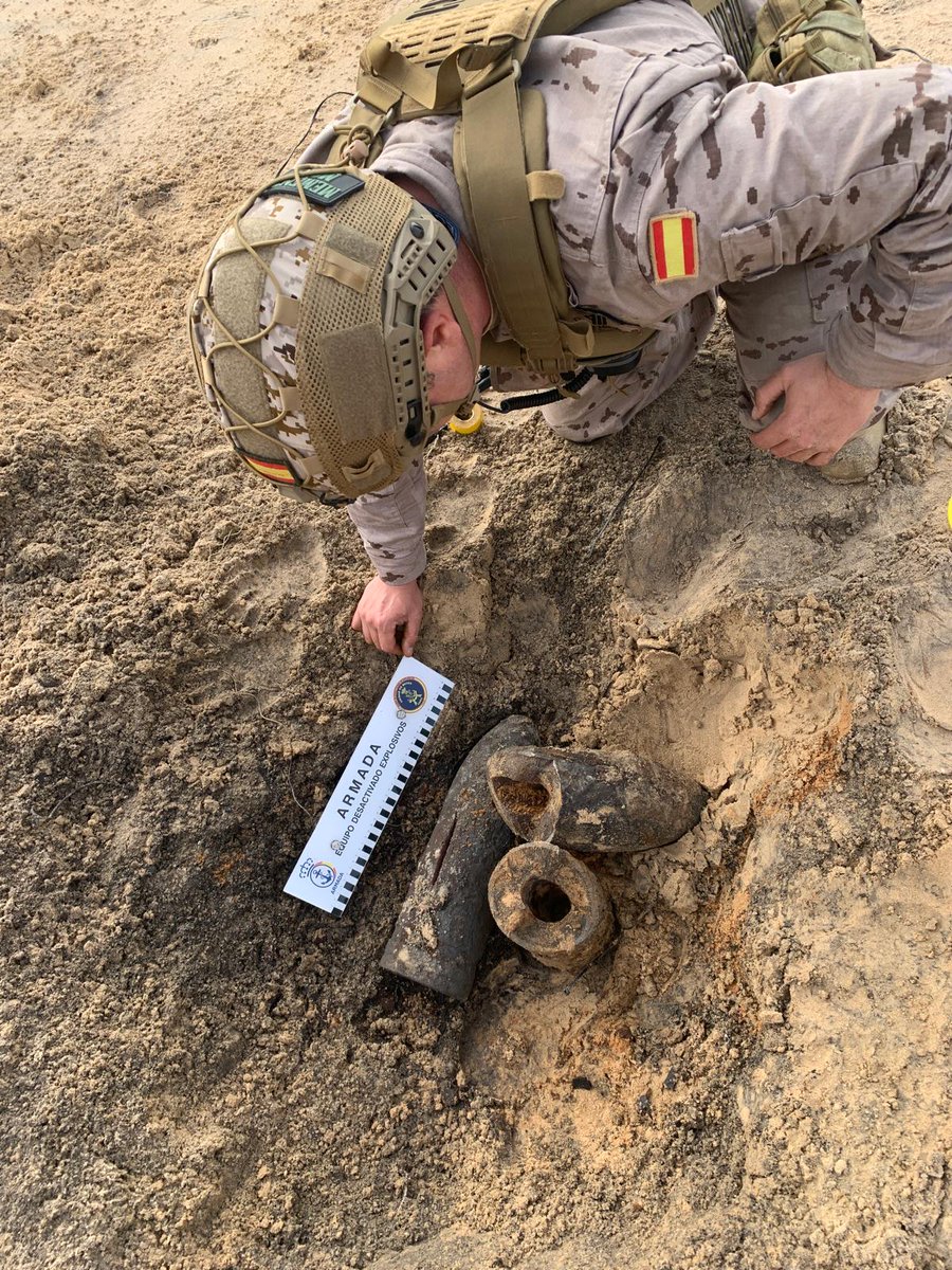 ⚓🇪🇸El Equipo de Desactivado de Explosivos de la UNBUDIZ neutraliza dos proyectiles localizados en la playa de Camposoto #SanFernando.

👉Actuaciones de este tipo son competencia de la Armada, en el ámbito submarino y litoral.

#SomosLaArmada #DefendemosEspañaEnYDesdeLaMar