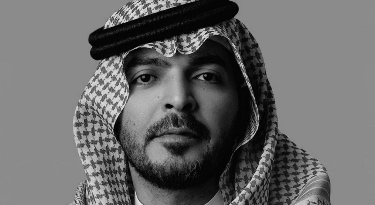 عظيمة كنّها قصرٍ تعلى نايفات السور
ورقيقـة كنّها وردٍ تفتـح وسـط بستانه .