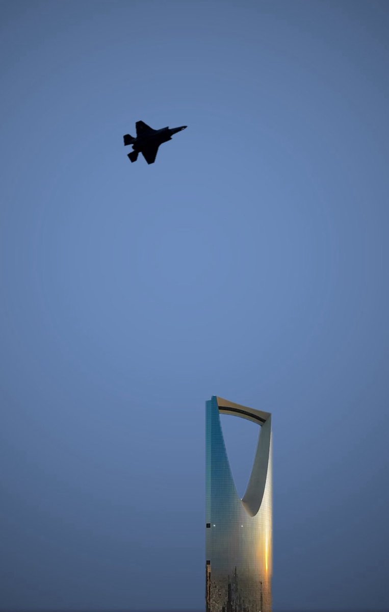 tmrrah9's tweet photo. صور:

طائرة الشبح F-35 السعودية 🇸🇦 تحلق بالقرب من برج المملكة بالعاصمة الرياض https://t.co/4h4lSNpDAP