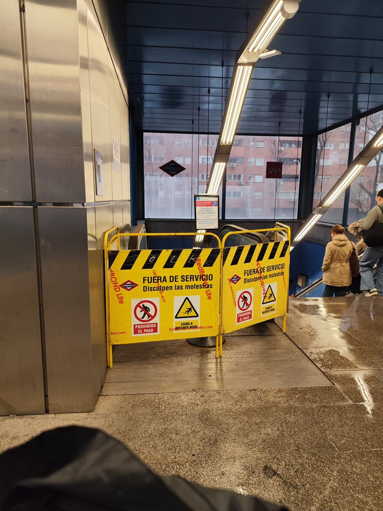 Llevamos TRES MESES con un tramo de  escaleras mecánicas averiado en la estación de Avenida de la Ilustración. 

¿A qué esperáis <a href="/metro_madrid/">Metro de Madrid</a>? 

#Peñagrande