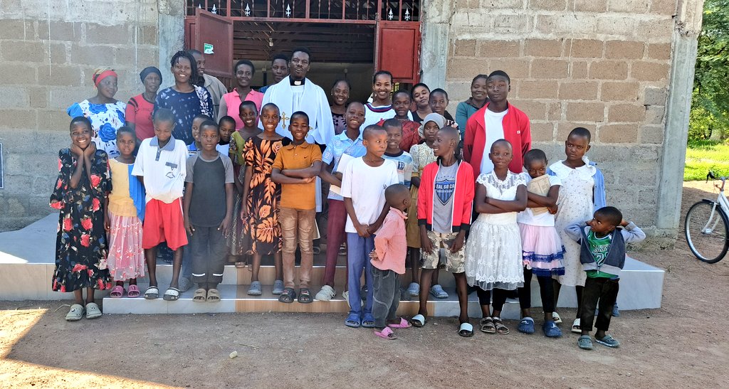 UisoGodhope's tweet photo. Si ndio ile siku amechagua Bwana kwa ajili ya hawa Vijana wake wa Kipaimara. 

Maisha yanabadilika sana darasa la Kipaimara tulianza tukiwa na umri wa miaka 15(ff) nakuendelea, leo wanaanza wakiwa na miaka 11ff. 

Yote juu ya yote Mungu anatukuzwa ndani ya yote. https://t.co/chpeSbEHxr