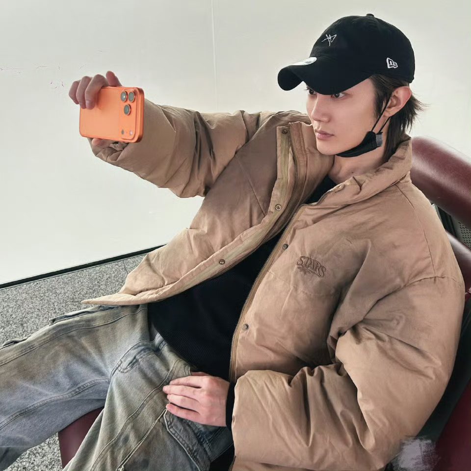 แอครองลงรูปแบบนี้ คือคุณหลิวเหย่เค้ามาไม่ได้อวดหน้าหล่อๆใช่มั้ยแต่มาอวดโทรศัพท์ใหม่ป่ะ 😂😂