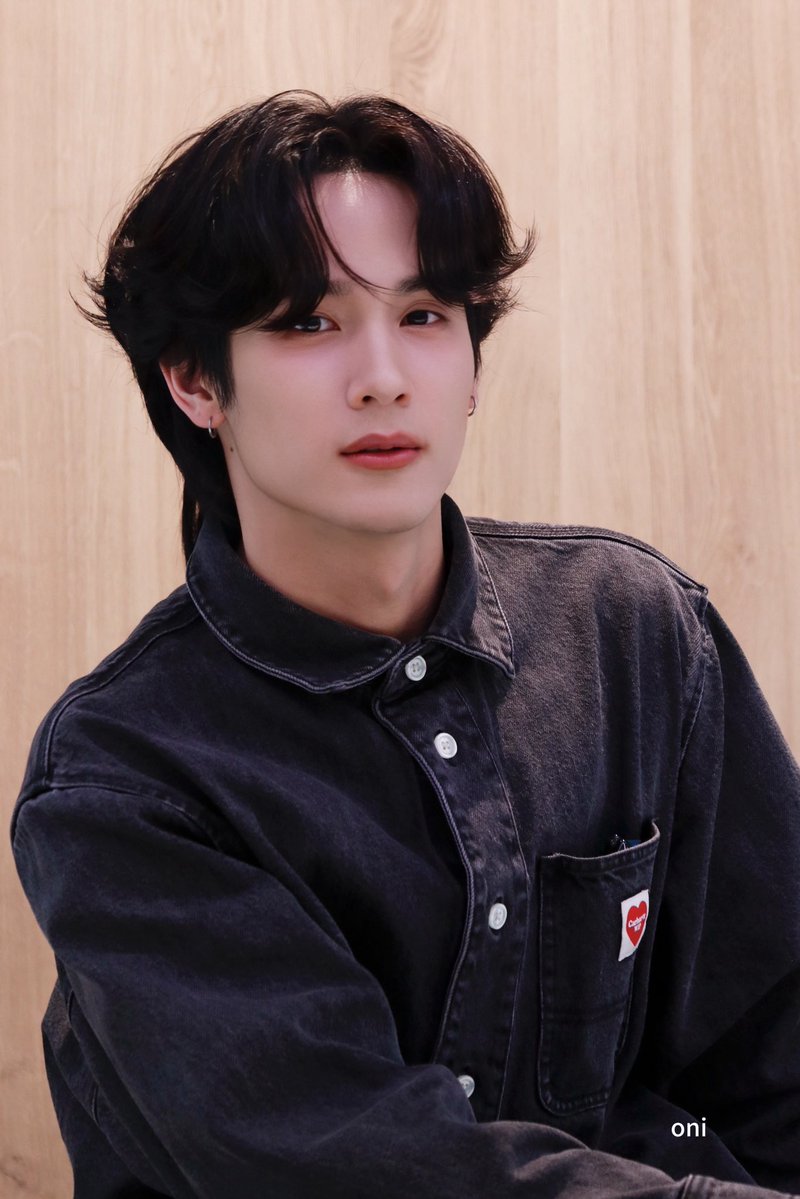 Sexy pose🥹

#MuTeLuvLoveMeIfYourSwear
#Javabh