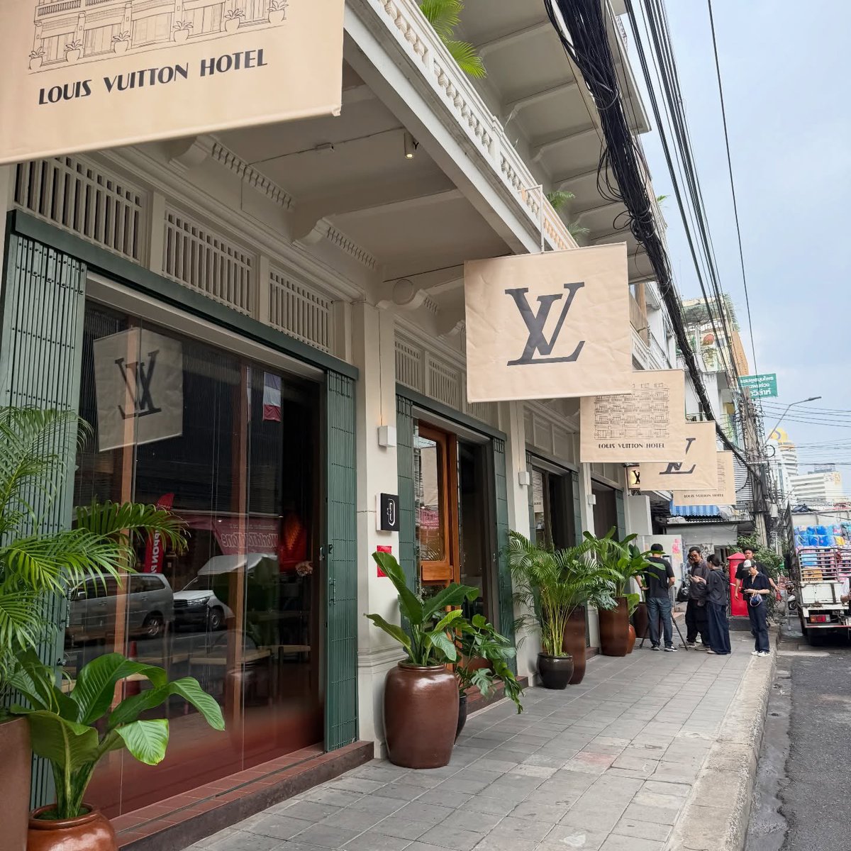 เผยโฉม Louis Vuitton Hotel Bangkok ที่บ้านตรอกถั่วงอก✨

วันนี้มา sniff โลเคชันจริงของ Louis Vuitton Hotel Bangkok ที่ย่านเจริญกรุง-ป้อมปราบฯ กับ Pop-up Hotel แห่งเดียวในเอเชียตะวันออกเฉียงใต้ ที่จะเปิดให้เข้าชมช่วง 11 ก.พ. - 15 มี.ค.69
©️sniffaround

#LouisVuitton
#LVMonogram130