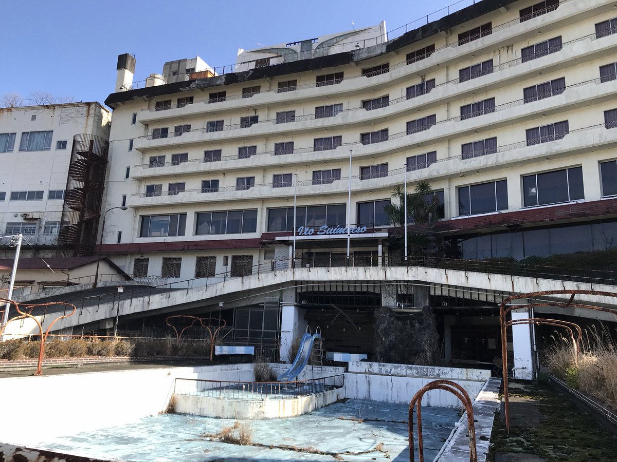 nareglass's tweet photo. レトロなホテルニューアカオに泊まり、翌日 廃なホテル 伊東水明荘を見に行く。建物右側にシートがかけてあったけど、解体は進んでいない様子？ https://t.co/xMNiHlXJ7N