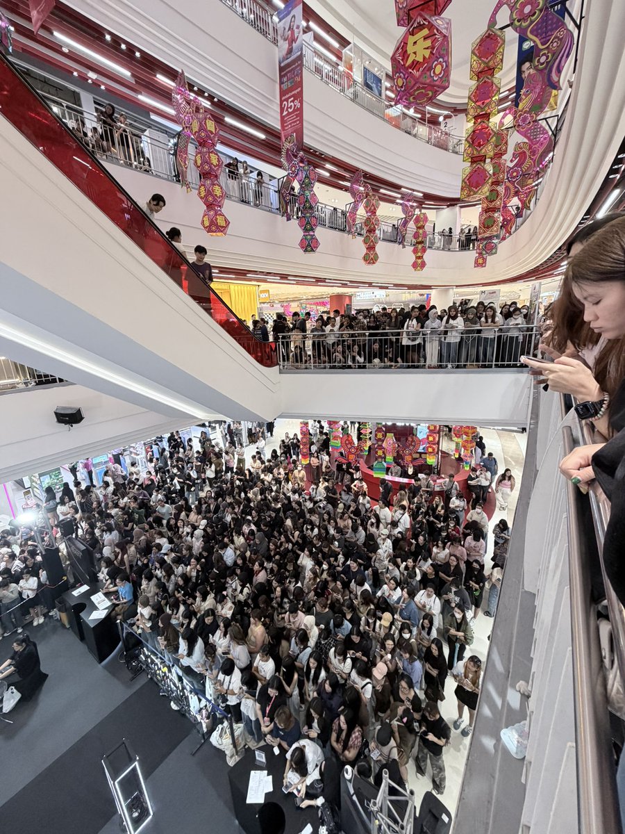 เอาจริงๆเอสมองแฟนคลับทุกส่วนจริงๆ น้องมองขึ้นไปนู้นนยันชั้นบนที่น้องจะมองไปเห็น เอสโคตรน่ารักกับแฟนคลับ เอสเหมาะสมกับความรักมากๆ ดีใจที่ได้ไปหาเมื่อวานมาก มีกำลังใจทำงานเต็มเปี่ยมเลย ก่อนวันไปหาเอสยอมรับเลยเจอเรื่องเครียด เครียดที่นอนร้องไห้ข้ามวันนอนไม่หลับ กินไม่ได้