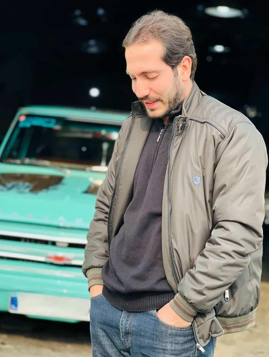 من یه رفیق داشتم که در اعتراضات کشته شد
 میخوام همه ببیننش خونش پایمال نشه 🖤💔
 عکس و فیلماش خیلی کم پخش شده میخواستم ببینم اگه مقدوره براش پست بزارید
تا خونش  پایمال نشه
 جاویدنام #امین_حیدری 
۳۲‌ ساله 
ساکن کرج 
روز پنجشنبه در عظیمیه کرج کشته شد