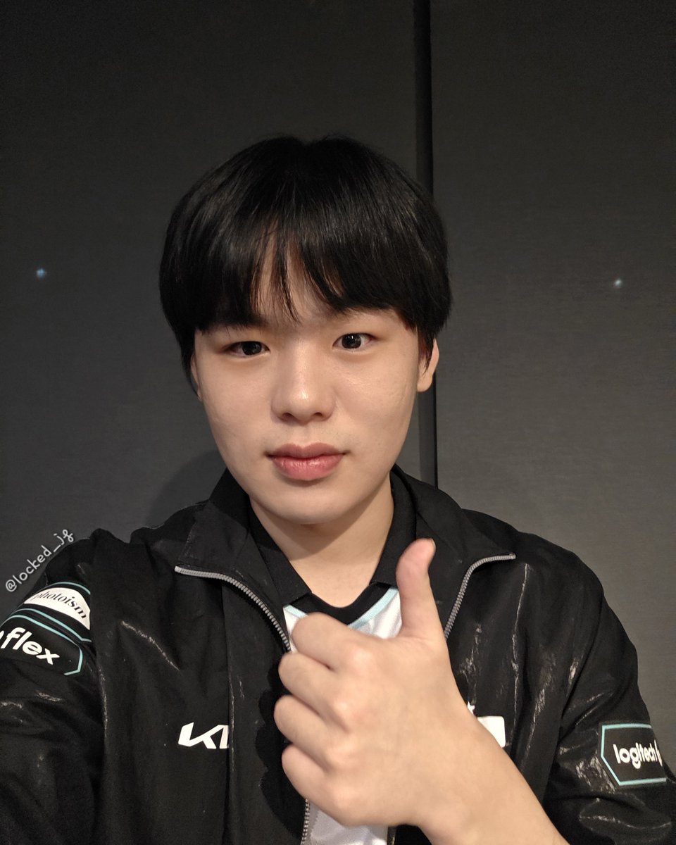 locked_JG's tweet photo. 260207 lck cup #DK 

👤 플옵 포부가 담긴 포즈!
🤳 🙂👍
🦦 ....포부가 안담긴거 같은데?...
🤳 🤨👊
#스매쉬 #SMASH #신금재 https://t.co/xNP8Grn1ZU