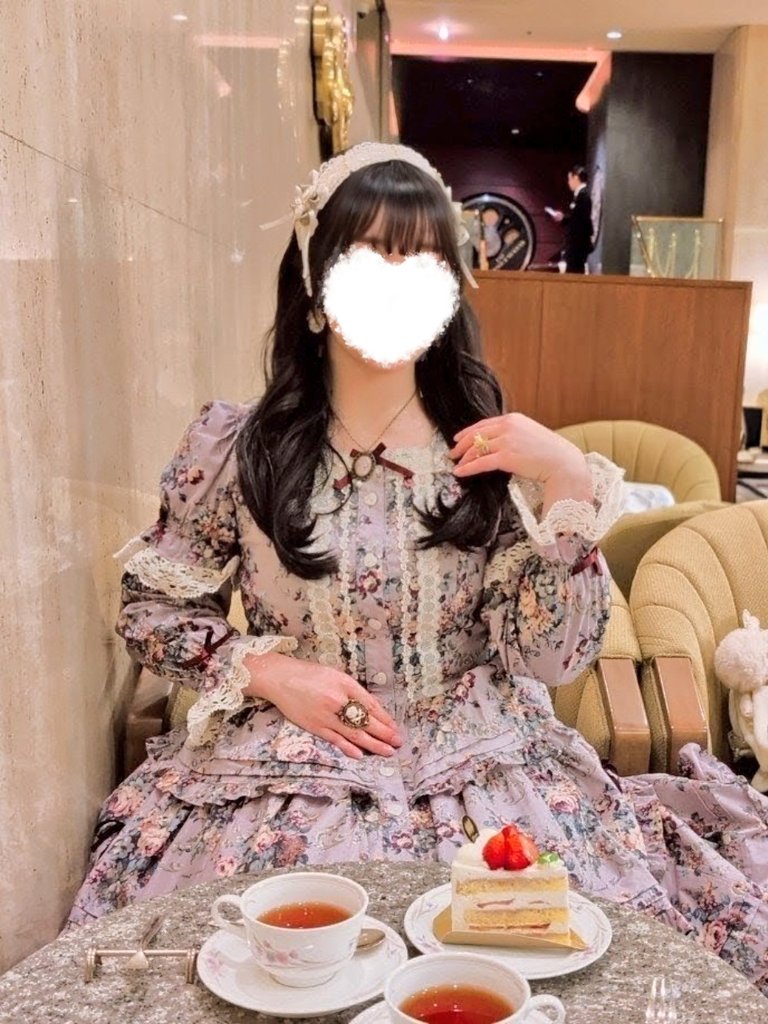 昨日、未実さん（<a href="/mi_uparupa/">未実</a>）とイノワの薔薇ロココ双子でメルフェスからのお茶しました🌹✨

頭ものもロゼットヘッドドレスで偶然お揃いでした🥺 このお洋服、かわいすぎる…！