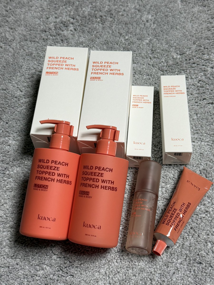 차라리님 이벤트로 받은 쿠오카 향기템들🍑
태연님이 사용하시는 바디로션이래요 >.< 
복숭아 향은 자칫하면 머리 아프고 저렴한 느낌을 받을 때가 많은데 쿠오카 와일드 피치 라인은 인위적이지 않은 야생의 복숭아 향이여서 넘넘 좋아요... 인간 복숭아가 될테야/// <a href="/_scentsluv/">차라리</a>