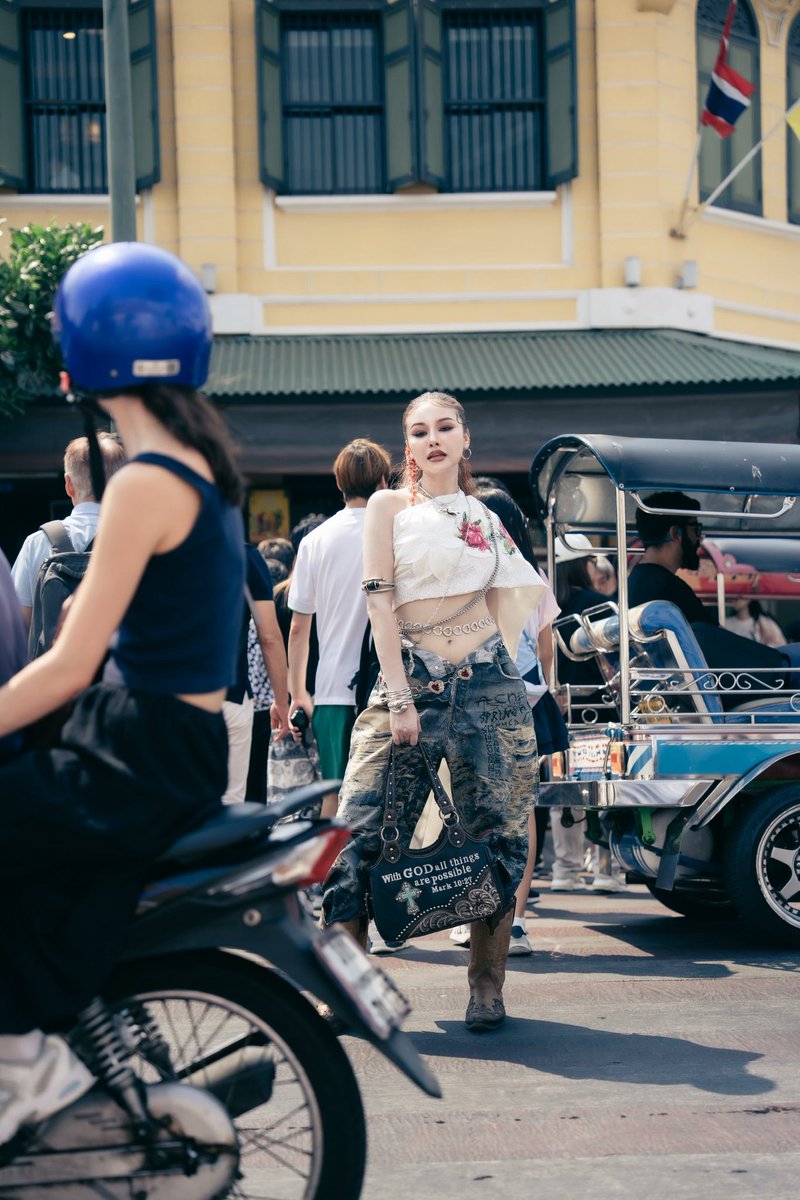 In the heart of Bangkok, I found my own rhythm🇹🇭

กรุงเทพชีวิตดีๆ......ที่ลงตัว แอ่ก!
#Bangkokcity #Thailand 

💄&amp;🪮 <a href="/aunsam_makeup/">อัน แซม 🏆</a> 
📸 @chonticha.sai 
🎽 @obchoeii