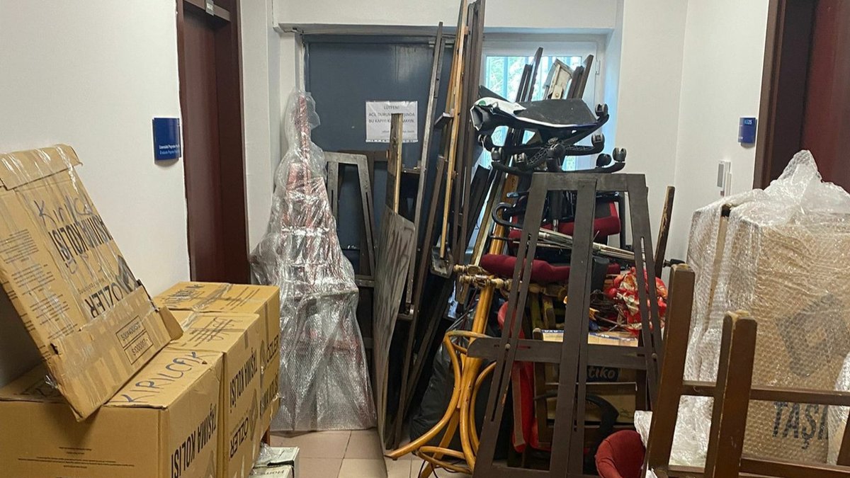 GÜNÜN SÖZÜ

"Bu siyasi işgalin bir boyutu da mekanları işgal etmek üzerinden ilerliyor. Kütüphanesiz, öğrencisiz, akademisyensiz bir üniversite yaratma gibi bir projeyle karşı karşıyayız."

Boğaziçi Üniversitesi’nde Güney Kampüs’te yer alan kulüp odalarının öğrencilere sorulmadan