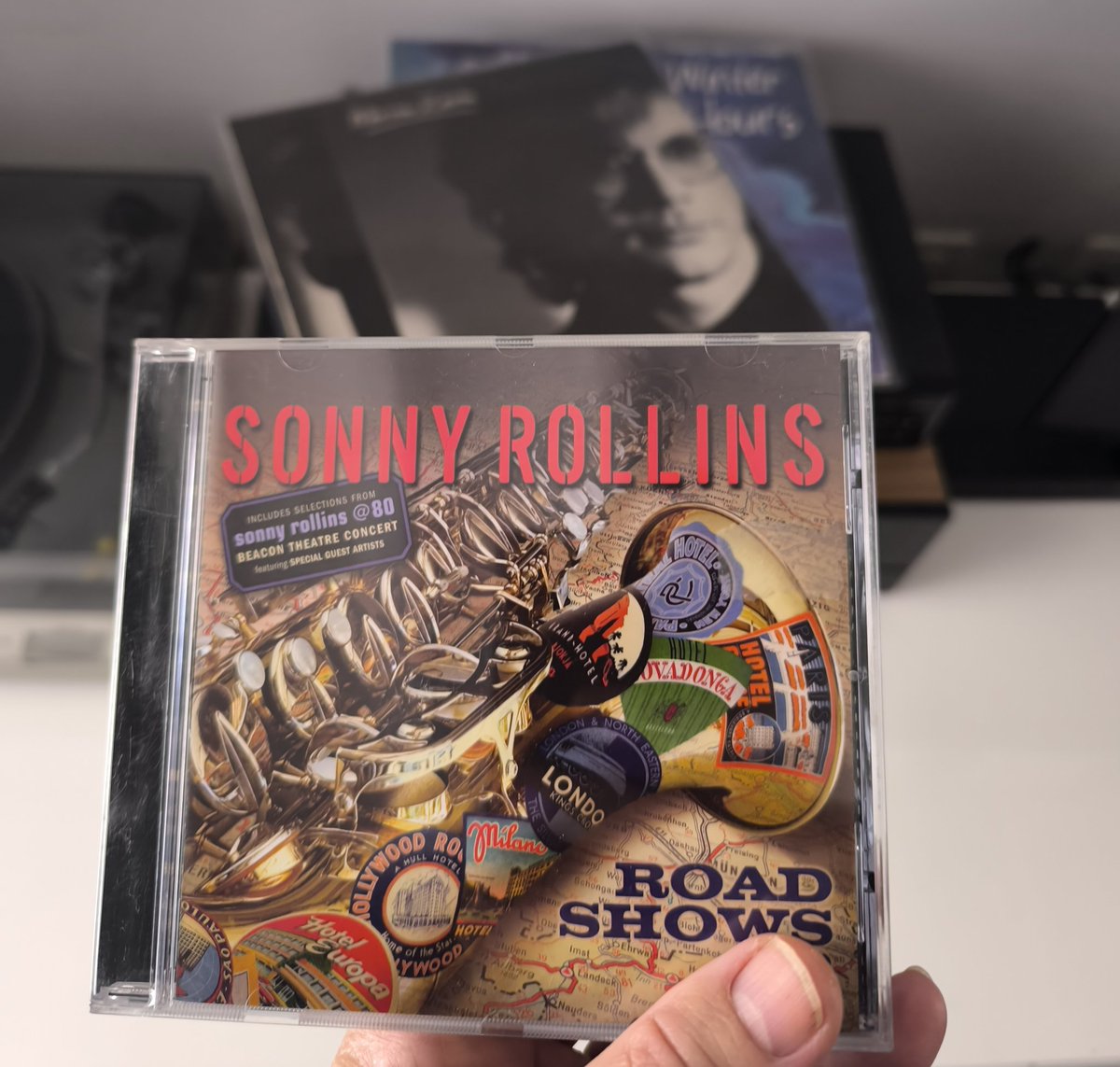 elsotaescala's tweet photo. ABSOLUTAMENT BRILLANT DIRECTE -bàsicament al Beacon Theatre #NY 2010- d'un jovenet encara, 80 anyets, i PLETÒRIC #SonnyRollins. El seu SAXO TENOR #PostBop sona POTENT i PERFECTAMENT ACOMPANYAT x #JimHall #RoyHargrove #RussellMalone #ChristianMcBride o #RoyHaynes. THE 🎷COLOSSUS🔥 https://t.co/70yCFi0BDe