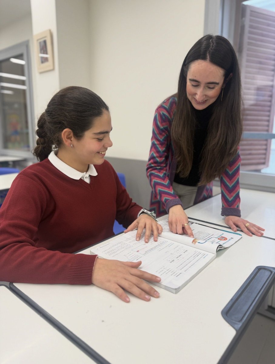 Nuestras profesoras de inglés y francés acompañan a las alumnas día a día, motivándolas a ganar confianza, mejorar su nivel y comunicarse en otros idiomas con seguridad. #ProfesoresQueInspiran #Idiomas #ContigoAportamosValor