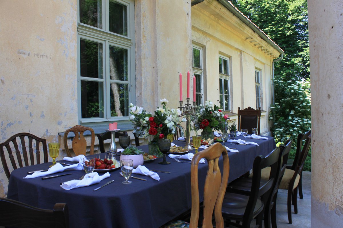 Vai vēlies, lai Tava dzimšanas diena kļūst par vēsturisku notikumu?  Padures muižas autentiskā 19. gs. gaisotne ir radīta svētkiem, kurus atcerēties ilgi. Gardēžu vakariņas, draugu loks un muižas šarms.
Cena sākot no 600 eiro. 
Rezervē tagad : info@paduremanor.com https://t.co/cXffYhvQL7