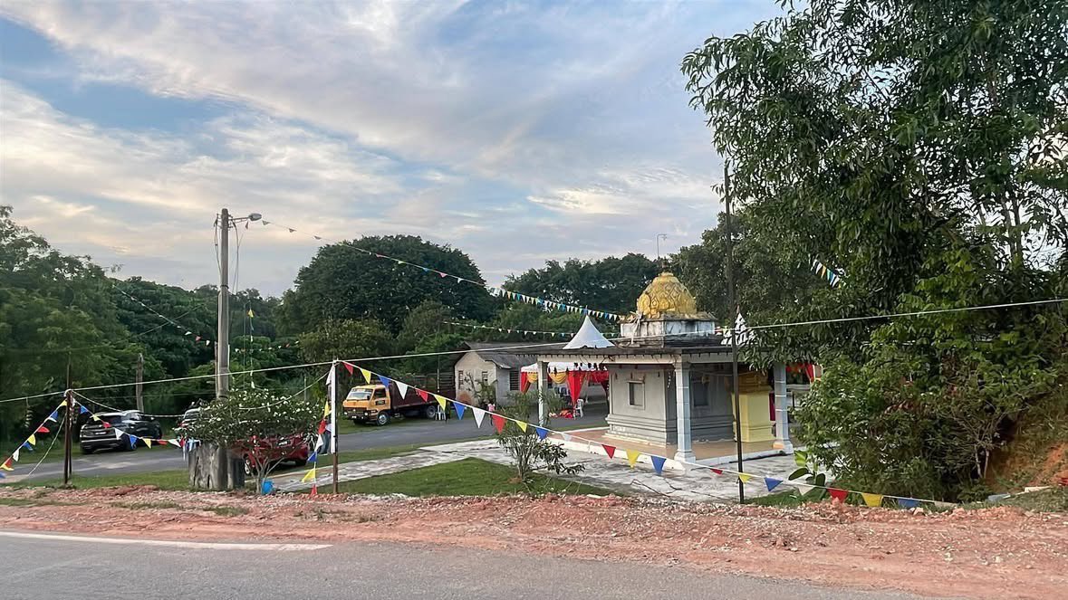 ForAzhar00's tweet photo. DAY 30

Syabas @MPSepang dan polis sebab telah tangkap pengerusi kuil tu 👍🏻

So bila tarikh nak roboh? https://t.co/AjXA4i47BL