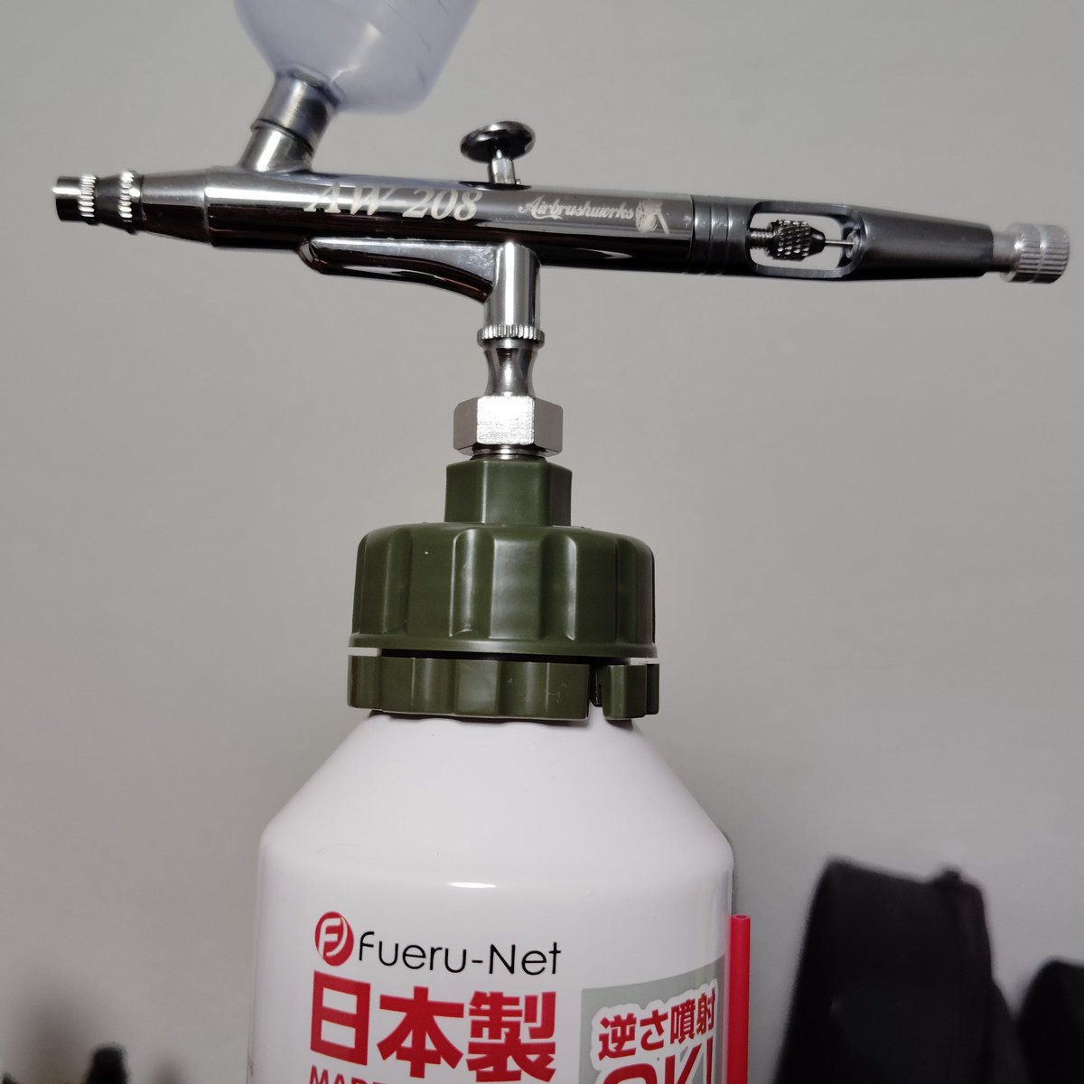 エアダスター缶で塗装吹ける神ツールを手に入れましたがなかなか良いかも。ちょっと塗りたい時に、コンプレッサー回さなくても、ある程度広い面積を塗れるので、けっこう便利。