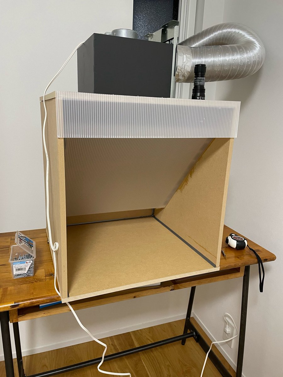 塗装ブースの話題を見たので何となく。

塗装ブースは自作のやつ使ってます。他を試した事無いですが、性能は申し分ないです。
よく作るのが大変そう。って意見を見ますが、大丈夫です「プラモデル作れるなら作れます！」