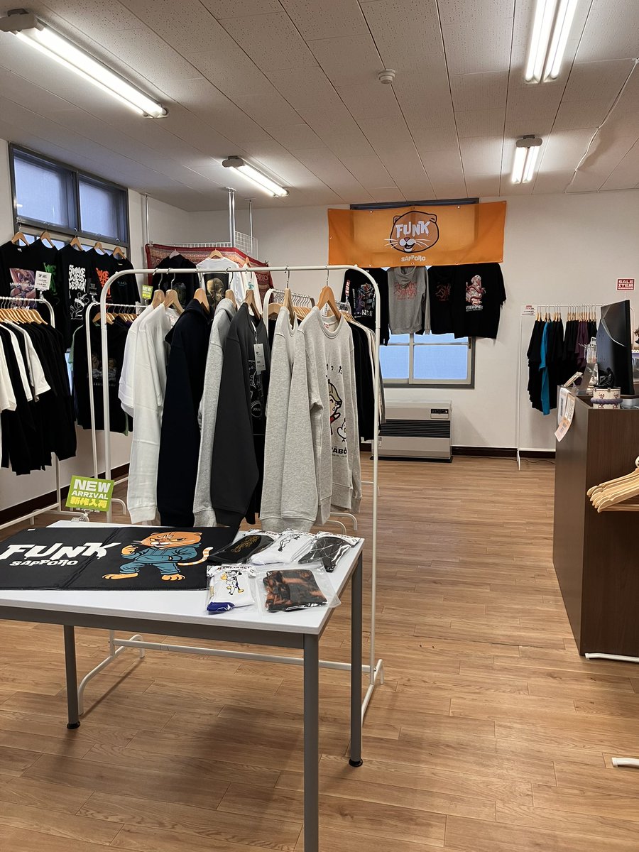 FUNKSAPPORO's tweet photo. 27歳のコンサポが、
1人で運営する西11丁目の服屋
FUNK SAPPOROです。

ゲーフラも作ってたりします。
数週間前にオープンしたばかりです。

いずれは、リレーションシップパートナーの申請をする予定です🔥

コンサポの皆様も是非遊びに来てください^_^
※一枚目は、同情してください🥲
#consadole https://t.co/XLQRbA7QiH