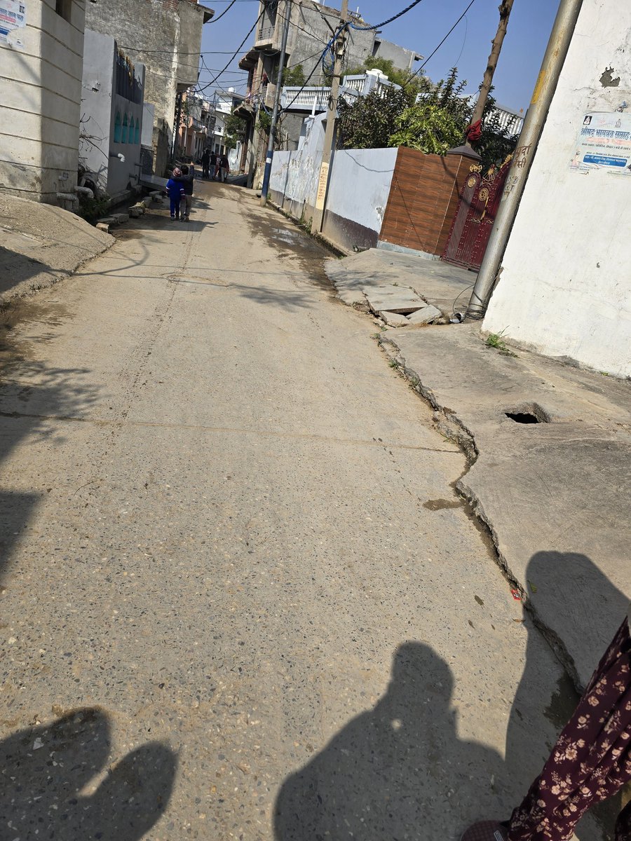 AdvAmit64664's tweet photo. गांव पाली में ग्राम वासियों द्वार रोड पर अवैध रैंप व अवैध अतिक्रमण कर रखा है जिससे आम जनमानस को काफी परेशानी हो रही है कृपया संज्ञान लेकर उचित कार्रवाई करें @dmgbnagar @OfficialGNIDA @myogiadityanath @myogioffice @NandiGuptaBJP @dr_maheshsharma @ChiefSecyUP @Live_Hindustan https://t.co/wU15BPZhxm