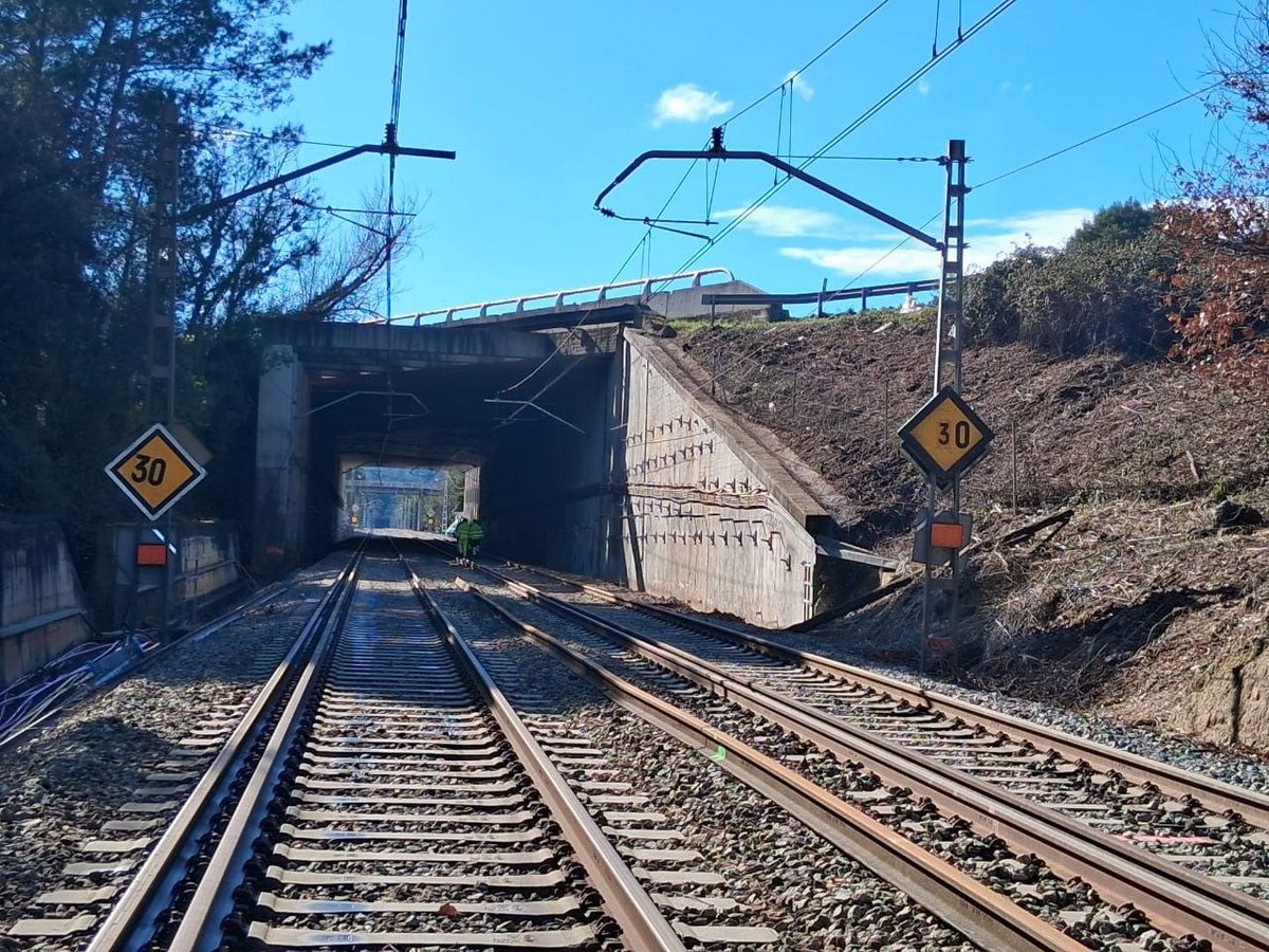 jasantano's tweet photo. Abierto ya en paso para mercancías en Gelida.

Esta mañana están circulando trenes en este tramo de la R4 https://t.co/71k5VVqnPp