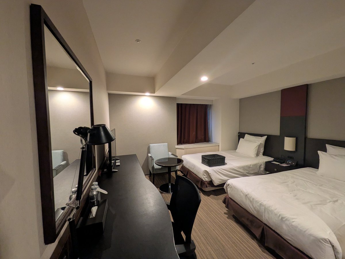 寝るだけなのにムダに広い…ベッド2台使ってやろ🛌