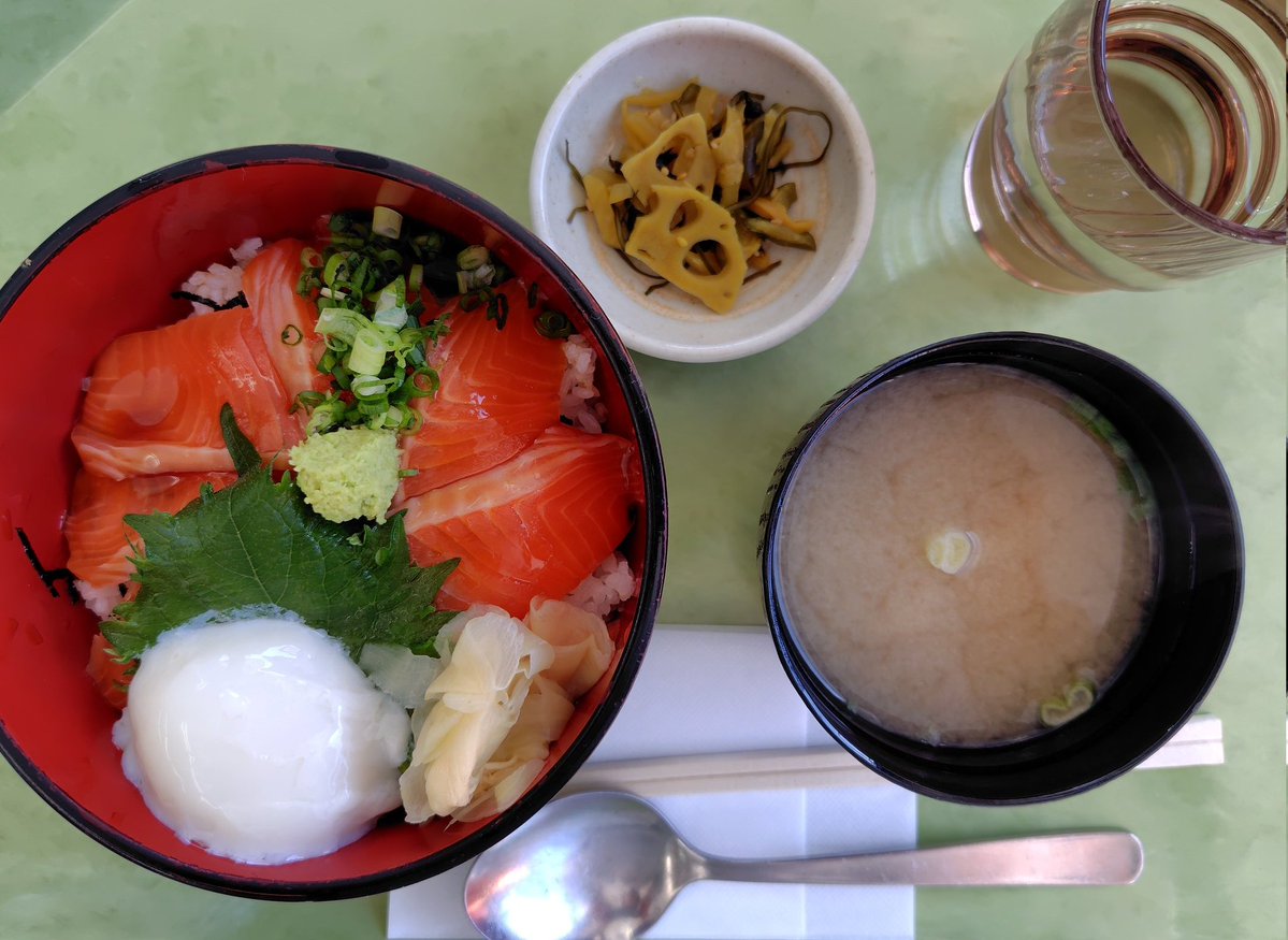 【信州サーモンてり玉丼】
1シーズンに1回は食べなければ😆
信州サーモンと温泉卵のトロミ感が、良いんです😋
そしてツンツンのわさびが外せない

#木曽福島スキー場
#ウインキーキッチン