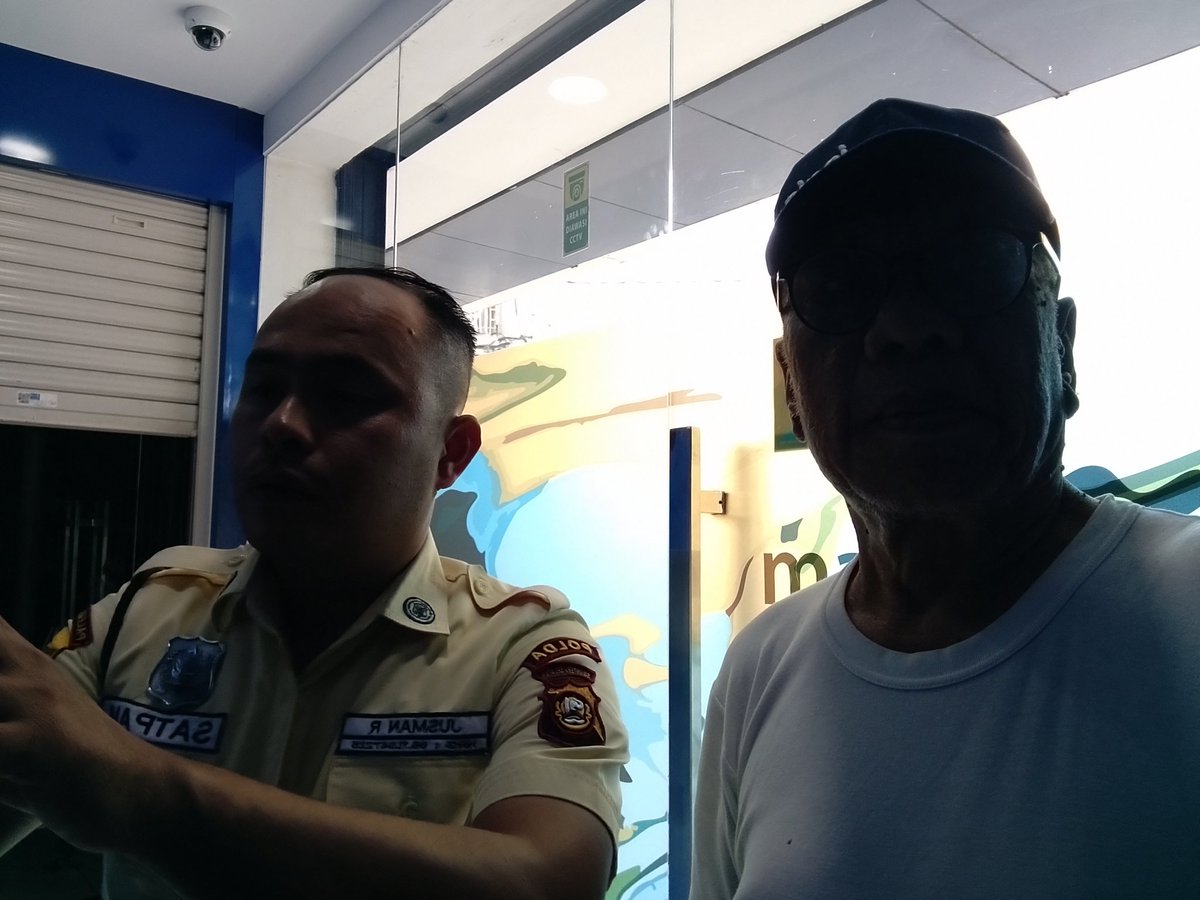arimanku's tweet photo. @bankmandiri 
Hari Minggu kemarin jam 14 sy Setor tunai di ATM jl. Veteran Palembang. Baru bbrp detik terjadi macet, sy cepat panggil Security. Disarankan dtg Senin pagi td. Sy harus menunggu 3-7 hari. Pdhl sy perlu uang utk TF via MVC. Pdhl tinggal panggil vendor https://t.co/MzNB1HHt8d