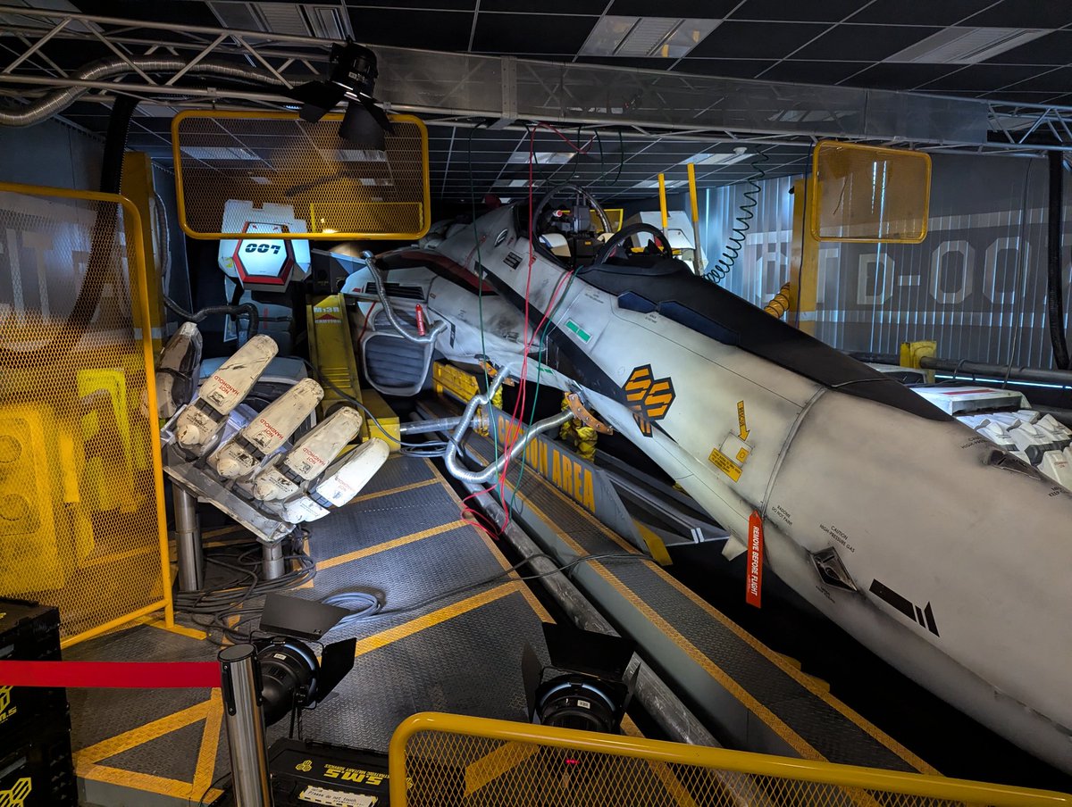 スカイツリーにある実物大メサイア。機体規模に対して（これに翼パーツはないけど）翼面が細くてアスペクト比が高く見えるので、航行中の船団護衛というコンセプトでは大気圏内機動より宇宙空間戦闘重視な感じなのかも。

#マクロスF 　#マクロス