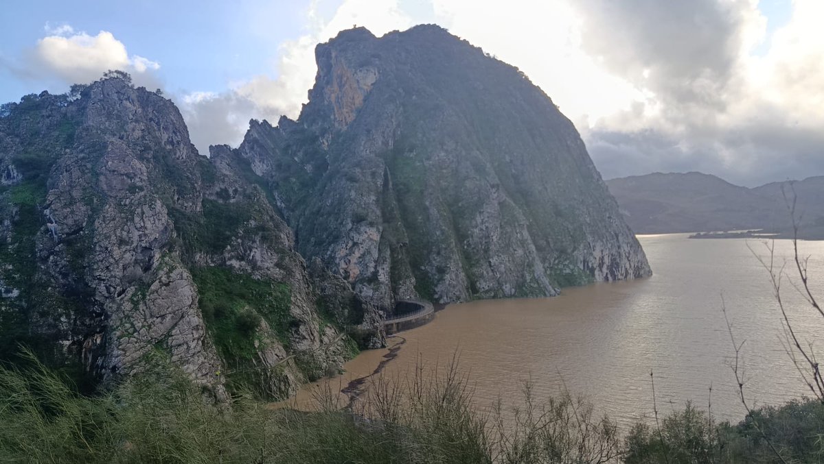 aamaa_es's tweet photo. La Presa de los Caballeros en #Montejaque es uno de los rincones más fascinantes de #Málaga. Construida en los años 20, su muro de 72 metros nunca pudo retener el agua debido a las filtraciones del subsuelo, el terreno calizo sobre el que se asienta es muy poroso. 
#AAFFMM https://t.co/iNr6lTTehI