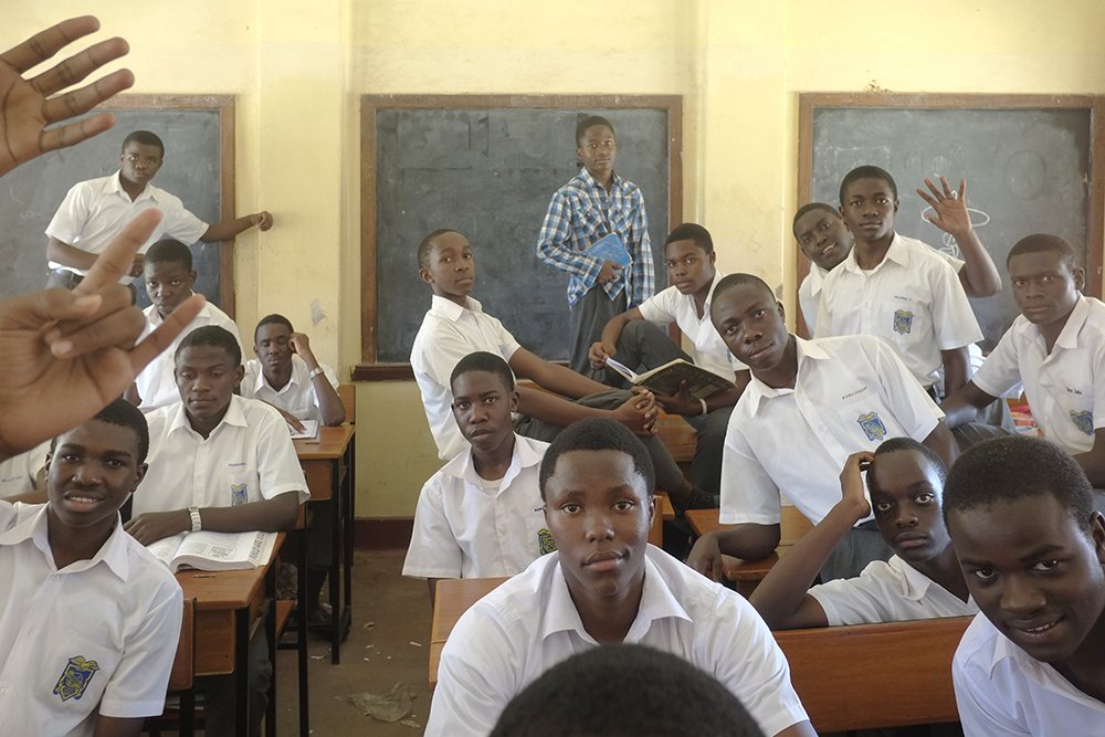 It's is one thing to Rewrite ✍🏾 history and another to Re-pose 📸history.         #SMACKAt120

S.4 (1979)                               S.4 (2016)