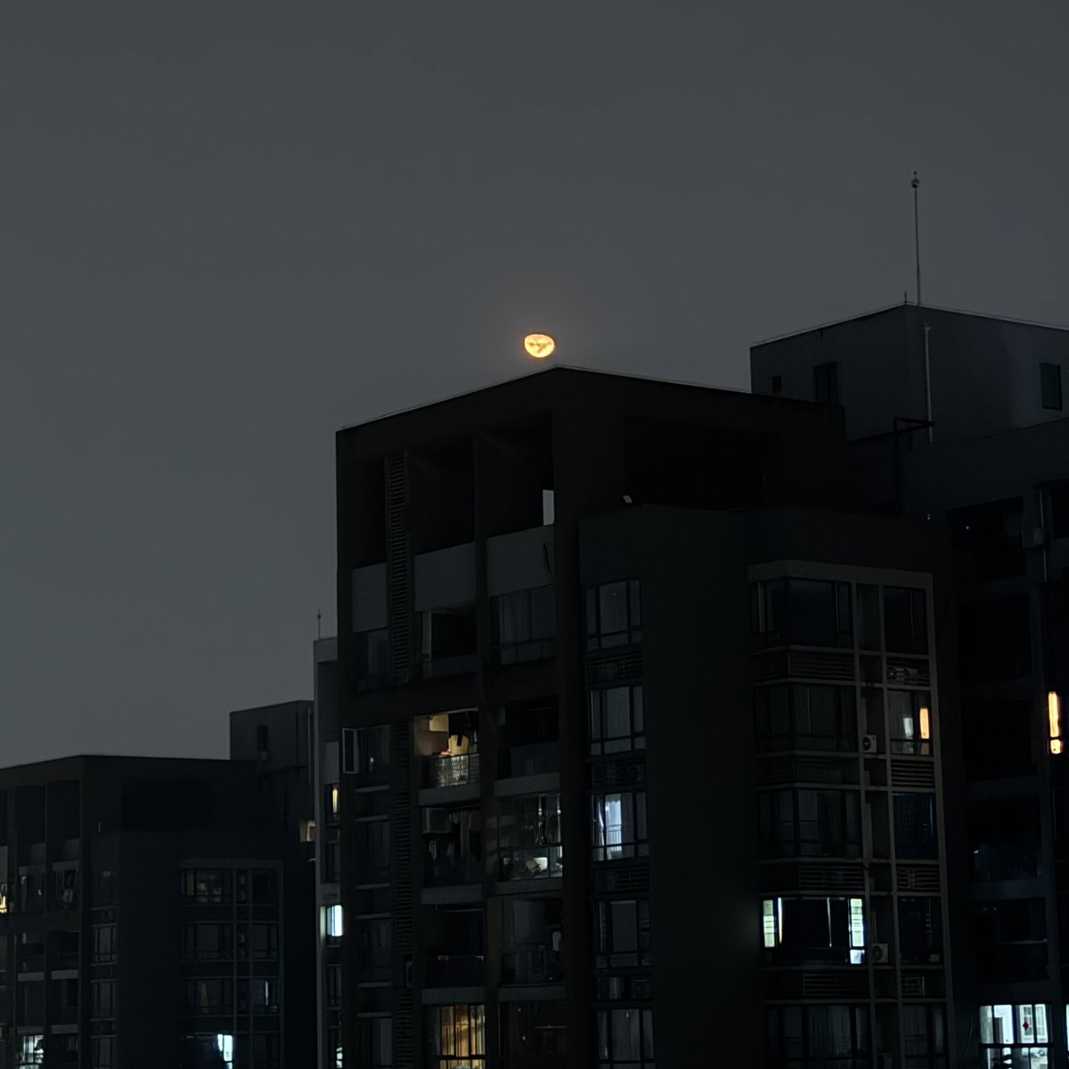 lelastar0930's tweet photo. Blood moon，not good. https://t.co/a25fh4GJnH