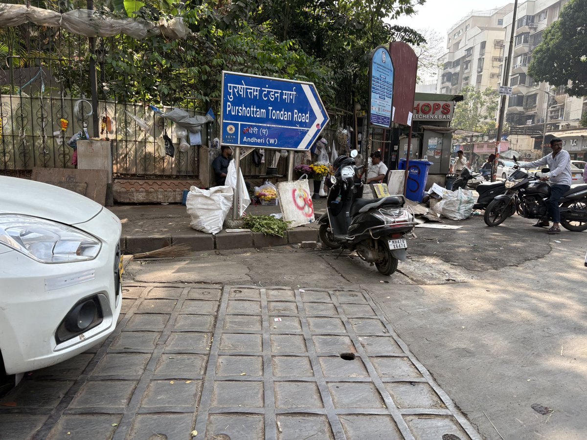 ModelsStarlight's tweet photo. @mybmc You break the hawkers stalls and they come right back in the evening https://t.co/diL18Ih8HP