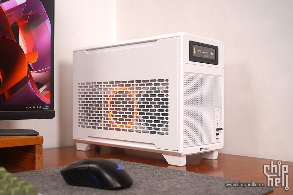 ThermaltakeInc's tweet photo. TR100 🫧 Every detail built for performance, every angle designed for modern workspaces.

📸 @晓°

#thermaltake #TR100 #Snow #SFF #SFFPC #miniITX #smallformfactor #custompc #pccase https://t.co/71FYX9f1x3