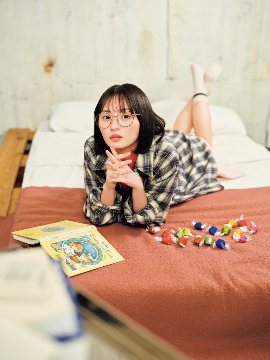 乃木坂46遠藤さくら、キュートな眼鏡姿❤️ 『サンデー』表紙＆巻頭で