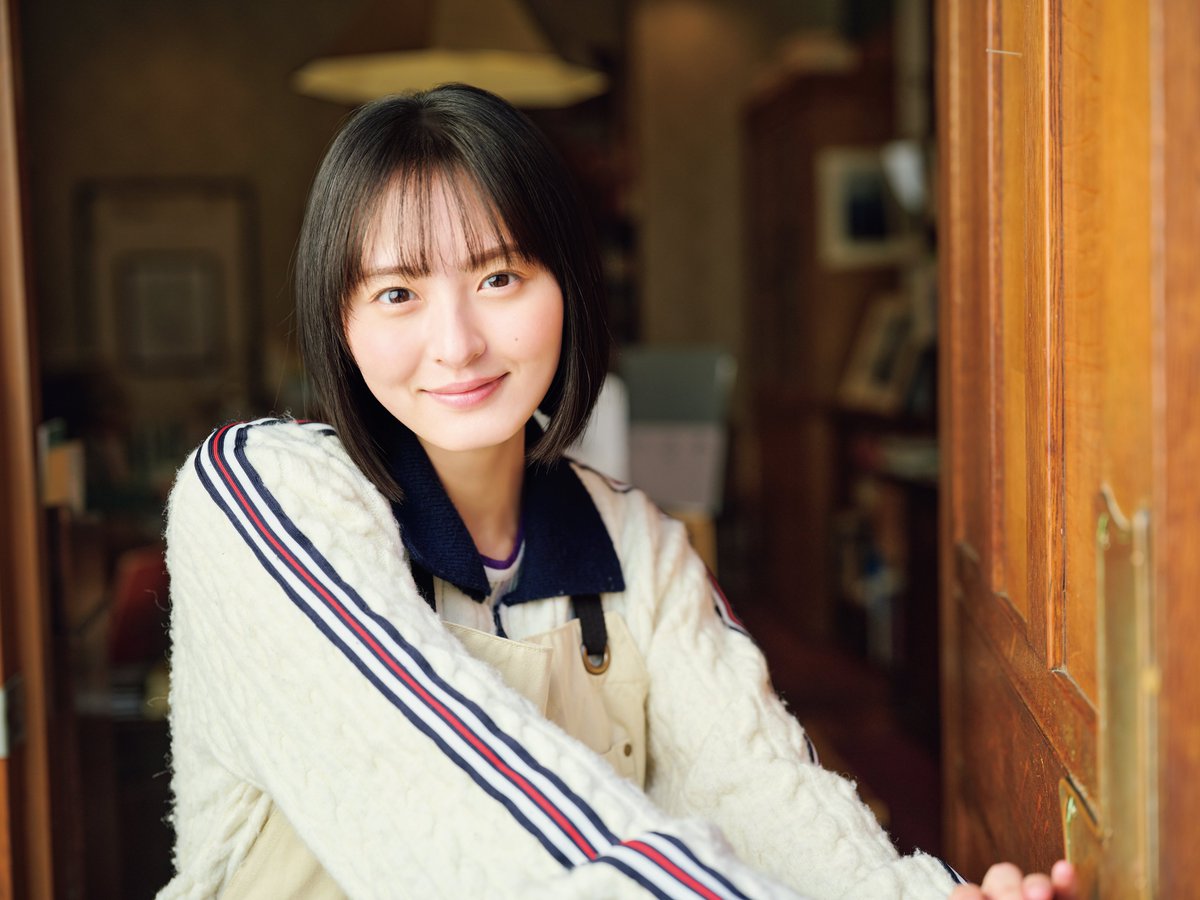 乃木坂46遠藤さくら、キュートな眼鏡姿❤️ 『サンデー』表紙＆巻頭で