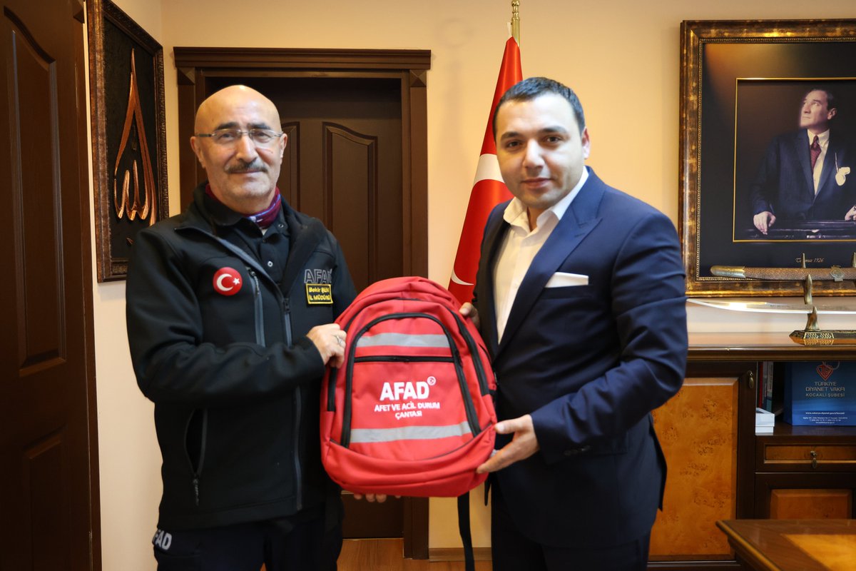 Sakarya İl Afet ve Acil Durum Müdürümüz Bekir Şen, Kaymakamımız Eyüp Kaykaç'ı ziyaret etti.
Kaymakamımız, ziyaretlerinden dolayı kendilerine teşekkür ederek, çalışmalarında kolaylıklar diledi.