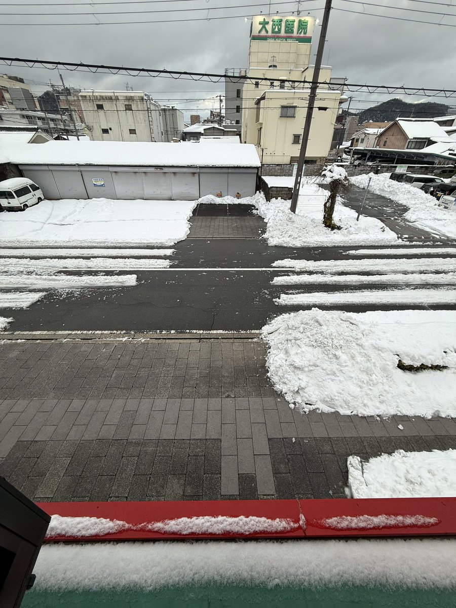 KEIDAI_iwamoto's tweet photo. 京都府舞鶴市は明朝のたった数時間で、平地でも40〜50センチの積雪を記録したみたいですが、不思議なことに、七輪焼肉【牛炭苑】の店舗前や向かいの駐車場、さらには道路のワダチも雪がありません。

これなら安心して車をバック駐車も出来るし、ご来店いただけますね！ https://t.co/Makju0PSAL
