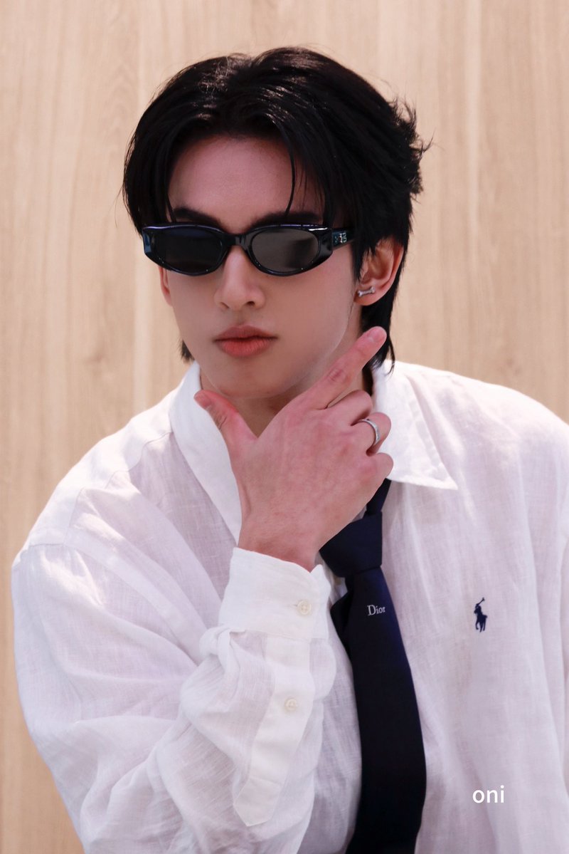 Sexy pose😎

#MuTeLuvLoveMeIfYourSwear
#swensurf