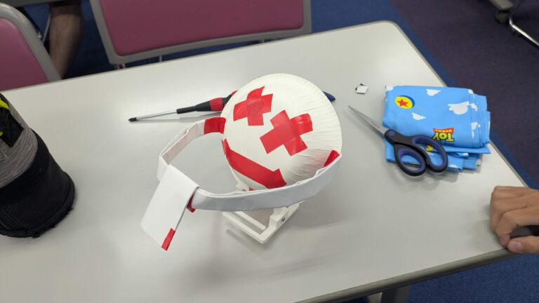EngineerIndex's tweet photo. ⭐こども作成紹介⭐
紙皿をつかいとても大きなロボットに....！
しっかりと歩くように工夫う磯長R取り付けていました！

#NPO #ワークショップ #中野区 https://t.co/ZrKxw6ol61