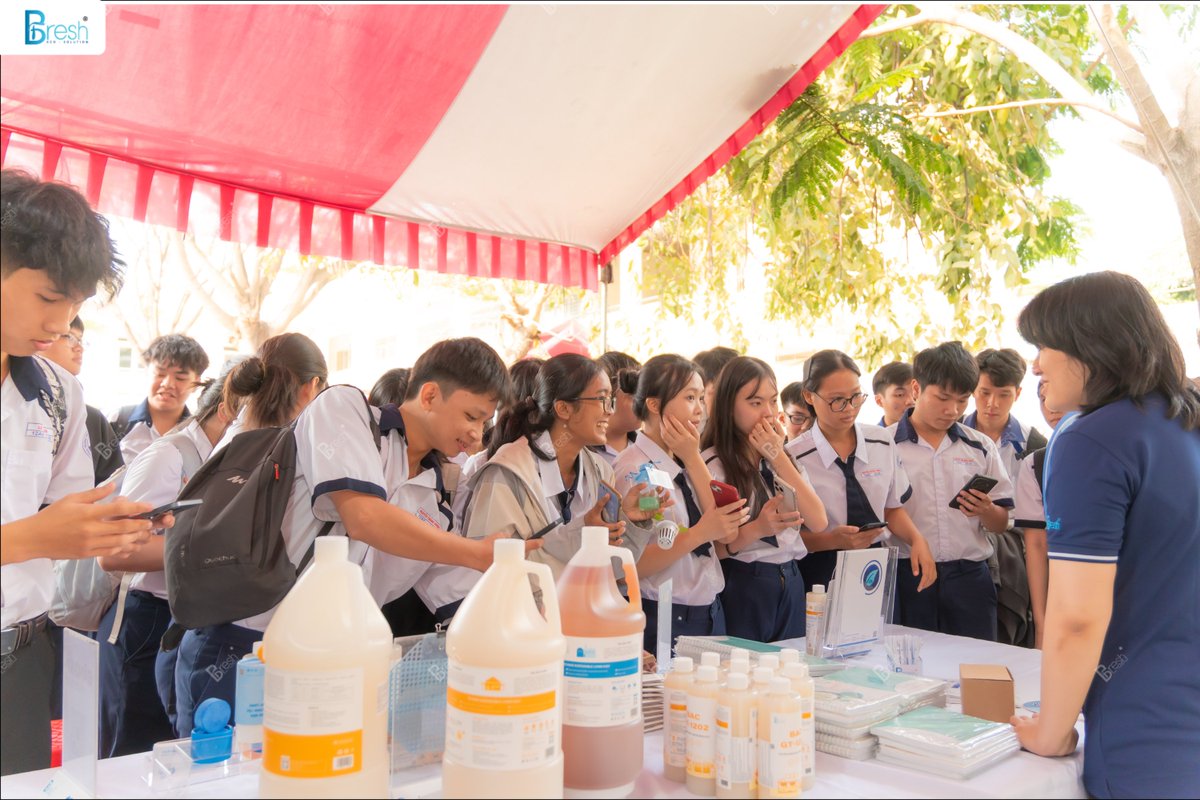 BioFix_Fresh's tweet photo. AN INSPIRATIONAL STOP BEFORE LUNAR NEW YEAR 2026 🌿

The final destination of BioFix Fresh before the 2026 Lunar New Year was Nguyen Huu Canh High School. 

#BioFixFresh #BiologicalEra #SustainableDevelopment #MicrobialSolution #CircularEconomy #STEMFestival https://t.co/2c4jF7jQTx
