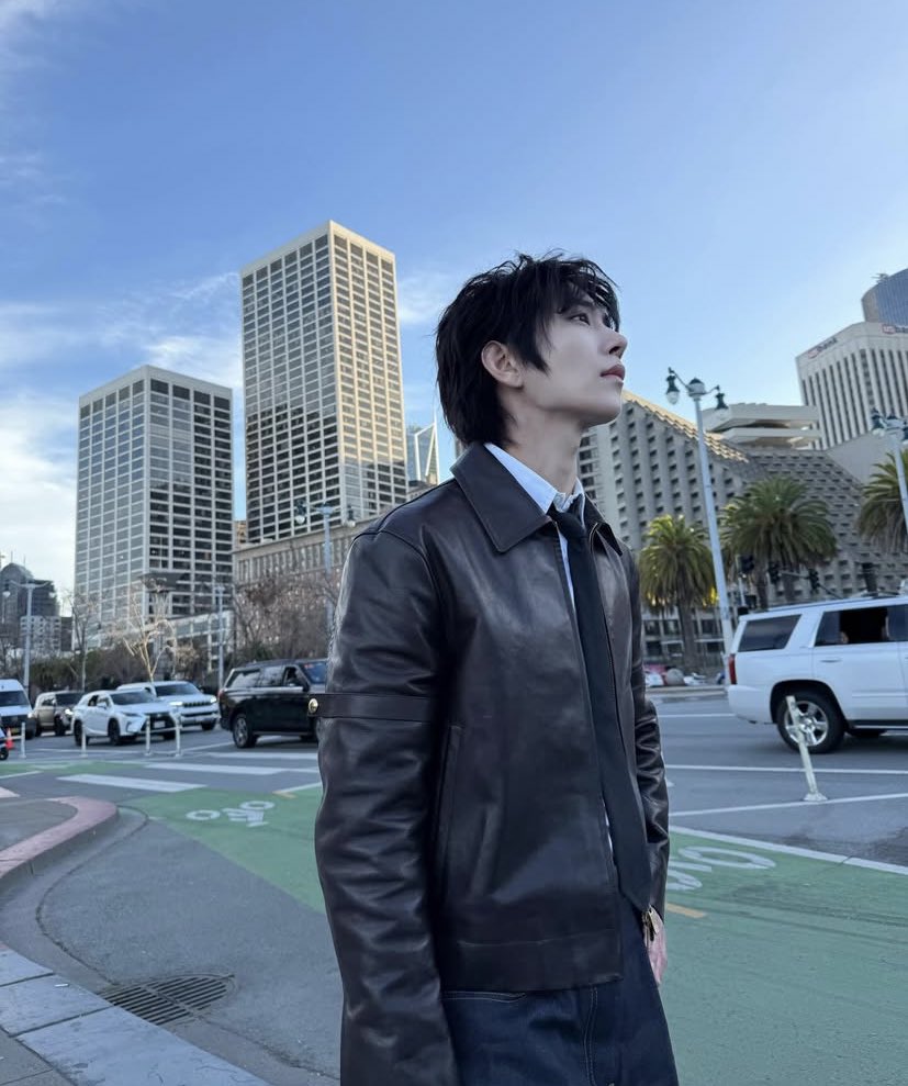 joshu_acoustic instagram update 🖤#조슈아

“From fashion to football! what an experience. Thank you @thombrowne and @nfl for making my first Super Bowl one I’ll never forget. 🏈”