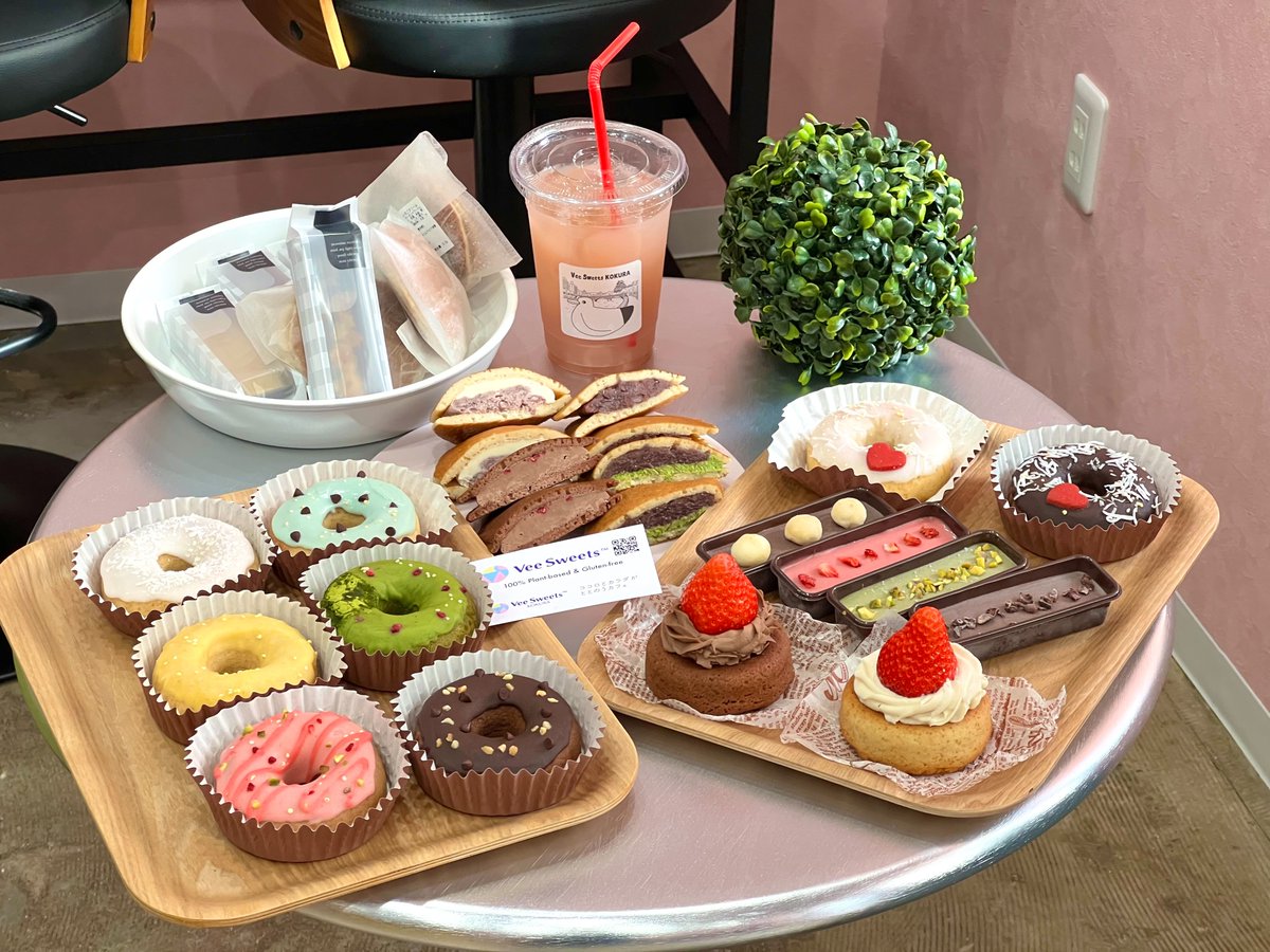 Iko_sumo's tweet photo. 《北九州のグルメ 👀》
🌱北九州初🌱
23時まで開いてる
プラントベーススイーツ専門カフェ🍩
📍Vee Sweets KOKURA
💗乳・卵・小麦・白砂糖 不使用
🍓限定ヴィーガンショートケーキ
🎁2/11は先着100名ドーナツ無料
夜スイーツ難民、集合です✨
@vee_sweets_kokura

北九州・小倉に、「みんなで同じテーブルを囲める」プラントベーススイーツ専門カフェが誕生します。乳・卵・小麦・白砂糖不使用、しかも23時まで営業という嬉しさ。2月11日（祝）は先着100名にドーナツプレゼントも。バレンタインギフトにもおすすめです。

👇 詳しくはこちら 👀
https://t.co/N2UDdEqPkl
#北九州カフェ #小倉カフェ #ヴィーガンスイーツ 
#行こう住もう#行こう住もう #北九州 #行こう住もう北九州
#北九州掲示板